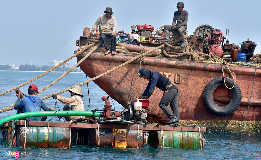 Xẻ thịt tàu hàng triệu đô chìm ở biển Quy Nhơn bán phế liệu